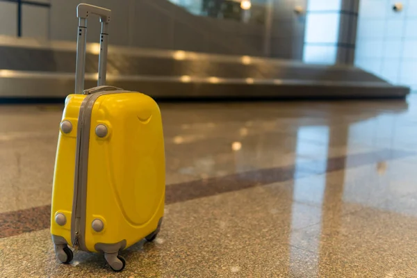 Mala Amarela Para Aeroporto Perto Cinto Bagagem — Fotografia de Stock