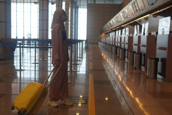 Adolescente Con Capelli Biondi Piedi Vicino Alla Scheda Informativa Aeroporto — Foto Stock