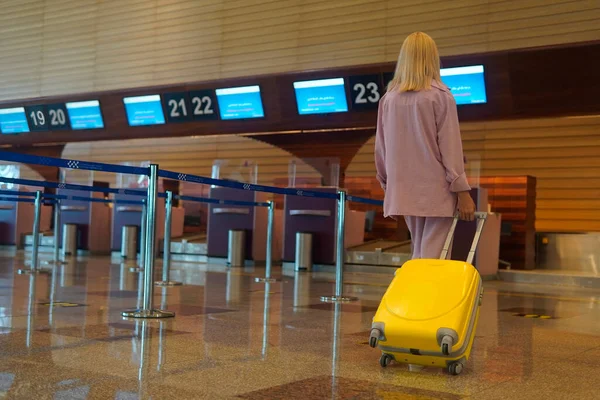 Adolescente Com Cabelo Loiro Para Placa Informações Para Aeroporto — Fotografia de Stock
