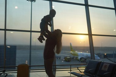                                Anne, oğlunu havaalanında karşıla ve onu kucağına al.