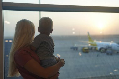                                Anne, oğlunu havaalanında karşıla ve onu kucağına al.