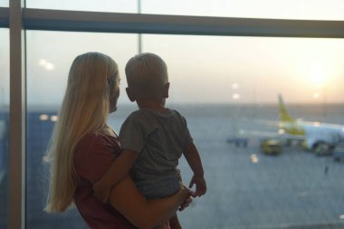                                Anne, oğlunu havaalanında karşıla ve onu kucağına al.