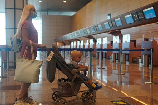 Mutter Und Sohn Gehen Zur Informationstafel Zum Flughafen — Stockfoto