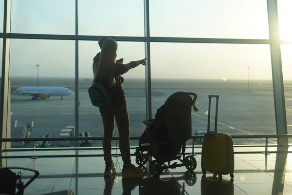 Mãe Filho Olhar Para Avião Para Aeroporto Voo Espera — Fotografia de Stock