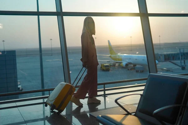 Mädchen Mit Gelbem Koffer Läuft Durch Das Terminal Zum Flughafen — Stockfoto