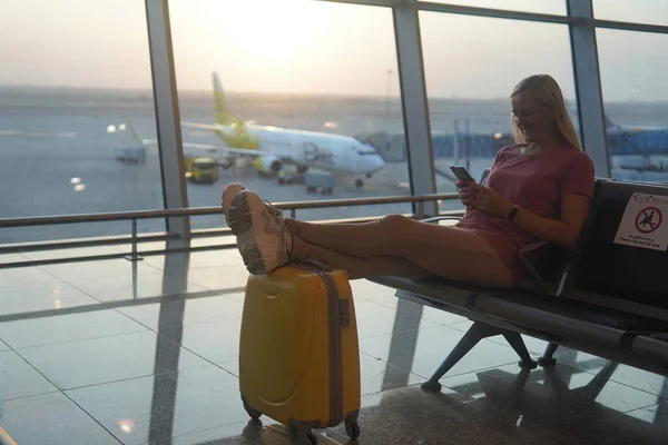 Mala Amarela Para Aeroporto Perto Cinto Bagagem — Fotografia de Stock