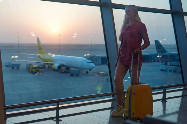 Blondine Steht Flughafen Und Wartet Auf Das Flugzeug — Stockfoto