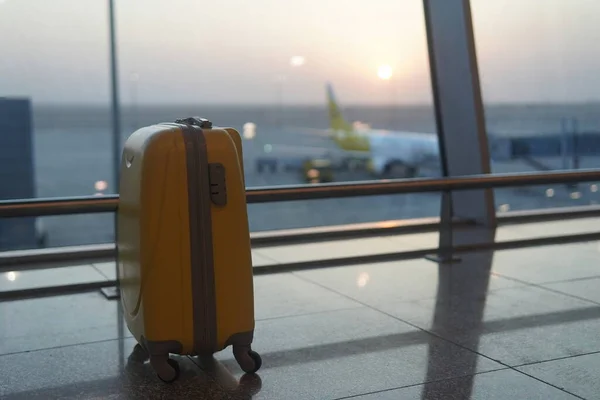 Valigia Gialla Piedi Aeroporto Tramonto Sfondo — Foto Stock