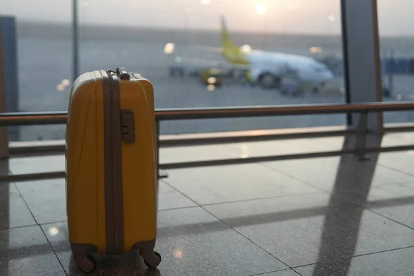 Valigia Gialla Piedi Aeroporto Tramonto Sfondo — Foto Stock