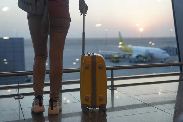 Mädchen Mit Gelbem Koffer Steht Flughafen Und Wartet Auf Das — Stockfoto