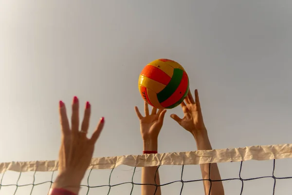 Руки Ють Волейбол Через Мережу — стокове фото