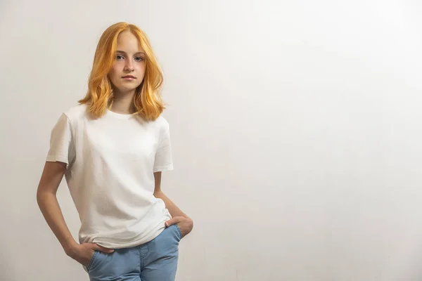 Portrét Dospívající Dívky Rudými Vlasy Bílým Tričkem Světlém Pozadí — Stock fotografie