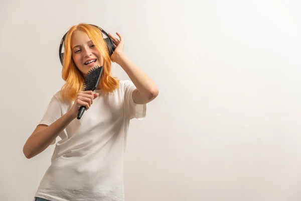Portret Nastolatki Rudymi Włosami Białej Koszulce Śpiewającej Szczotce Włosów Jasnym — Zdjęcie stockowe