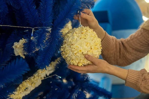 Tangan Wanita Menggantung Bola Popcorn Pohon Natal Biru Kualitas Tinggi — Stok Foto