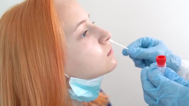 Pracownik Medyczny Robi Dziewczynie Wymaz Dla Koronawirusa Wymaz Nosa Covid — Wideo stockowe