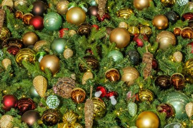 Noel ağacındaki birçok Noel oyuncağının arka planı