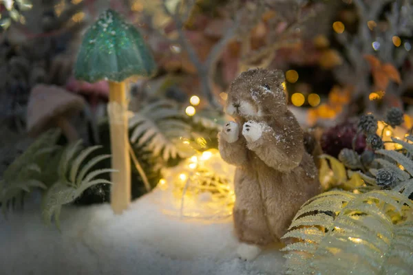 Spielzeughörnchen Auf Dem Schnee Weihnachtsinstallation Hohe Qualität — Stockfoto