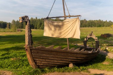 Güneşli bir günde tarlada eski bir Viking gemisi