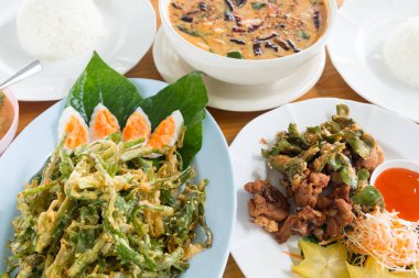 Tayland usulü kızarmış su ıspanağı. Çıtır çıtır ve lezzetli. Tak, Tayland.