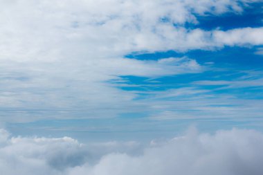 Kalın bulutlu mavi gökyüzü yüzer ve güzel görünür. Phetchabun, Tayland.