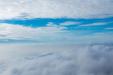 Kalın bulutlu mavi gökyüzü yüzer ve güzel görünür. Phetchabun, Tayland.
