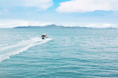 Tayland Körfezi 'nden Koh Larn adasına giden bir sürat teknesi denize açıldı. Koh larn, Chonburi, Tayland.
