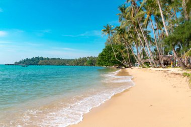 Koh Kood adası gün boyunca açık mavi gökyüzünde zümrüt yeşilidir. Koh Kood, Trat Eyaleti, Tayland.