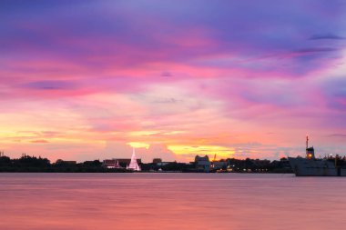 Chao Phraya Nehri kıyısından gelen güzel alacakaranlık sırasında atmosfer. Chao Phraya Nehri, Samut Prakan, Tayland.