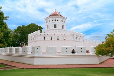 Gündüz vakti açık gökyüzünde Bangkok 'taki kale. Bangkok, Tayland.