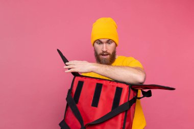 Neşeli Avrupalı sakallı teslimatçı duygularını sürpriz bir şekilde açtı.