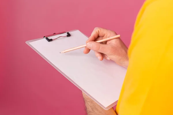 Young Bearded Employee Man Casual Wear Taking Notes Pink Background — Stock Photo, Image