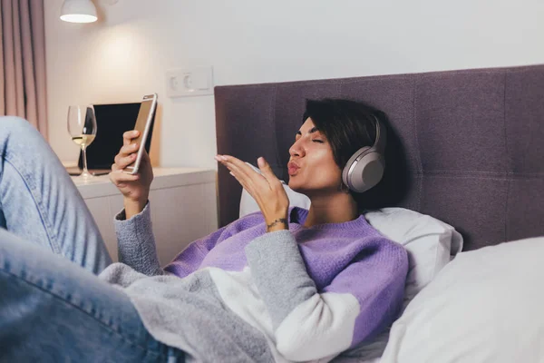 Щаслива Жінка Вдома Зручному Ліжку Теплий Одяг Пуловер Слухати Музику — стокове фото