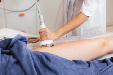 Masör yağ kullanarak kaplıca güzellik salonundaki müşteriye selülit önleyici masaj yapıyor.