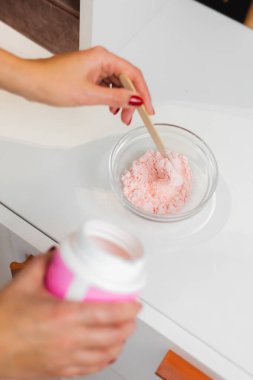 Pembe aljinat yüz ve boyun maskesi yapma süreci. 