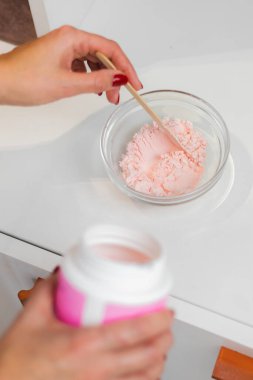 Pembe aljinat yüz ve boyun maskesi yapma süreci. 