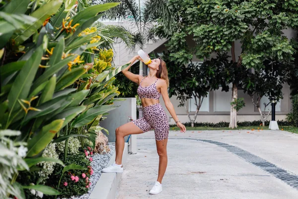 Módní Stylový Mladý Kavkazský Fit Sportovní Žena Leopard Cami Top — Stock fotografie