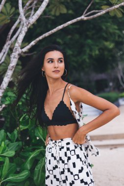 Tropik Yeşil Yapraklara Karşı Güzel Modelin Moda Portresi