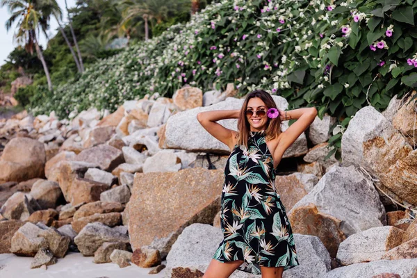 Yaz Mevsiminde Tropikal Baskılı Kısa Elbiseli Genç Bir Kadın Rocky — Stok fotoğraf