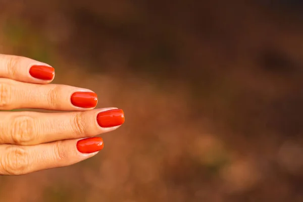 Fechar Tiro Livre Mãos Mulheres Manicure Cor Laranja Parque Humor — Fotografia de Stock