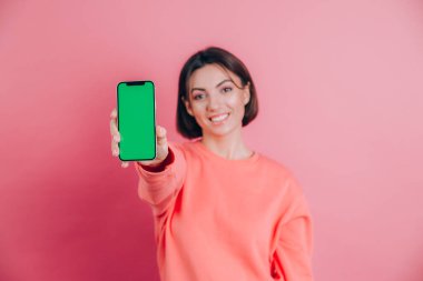 Şu cep telefonuna bak! Mutlu kadın işaretleri boş ekrana işaret ediyor, modern aletler gösteriyor, mutlu ve şaşırmış duygular..