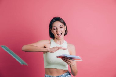 Pembe arka plandaki kadınlar oldukça komik havaya harfler atıyorlar.