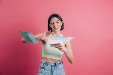 Pembe arka plandaki kadınlar oldukça komik havaya harfler atıyorlar.