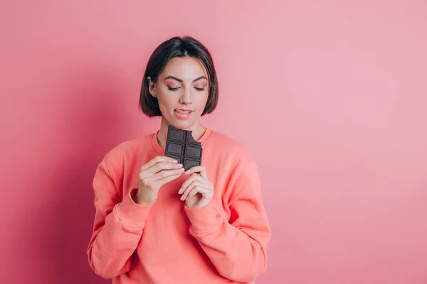 Hermosa Joven Feliz Mujer Con Barra Chocolate Sobre Fondo Rosa — Foto de Stock