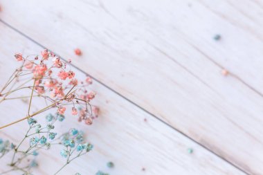 Ahşap arka planda kuru çiçekler, seçici odak, bahar havası