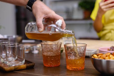 Sağlıklı kahvaltı için kışkırtıcılar, ahşap masada chia pudingi. Badem, elma.