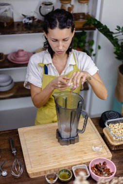 Aşçı mutfakta badem sütü, kakao ve chea tohumlarını karıştırıyor.