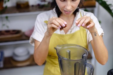Aşçı mutfakta badem sütü, kakao ve chea tohumlarını karıştırıyor.