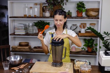 Aşçı mutfakta badem sütü, kakao ve chea tohumlarını karıştırıyor.