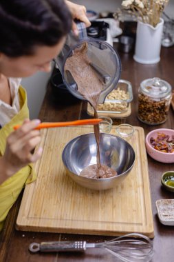 Aşçı mutfakta badem sütü, kakao ve chea tohumlarını karıştırıyor.