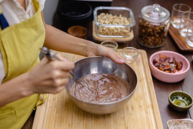 Aşçı mutfakta badem sütü, kakao ve chea tohumlarını karıştırıyor.